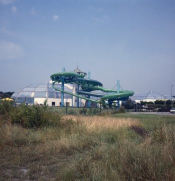 Erlebnisbad "Aquadrom", Gesamtansicht mit Wasserrutsche (Am Ruhrpark)