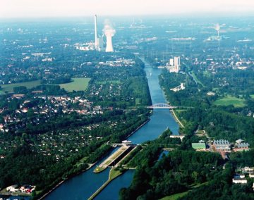 Rhein-Herne-Kanal zwischen Herne (linkes Ufer) und Recklinghausen (rechtes Ufer): Luftaufnahme an der Schleuse Herne-Ost mit Blick zum STEAG-Heizkraftwerk Herne (Hintergrund Bildmitte)