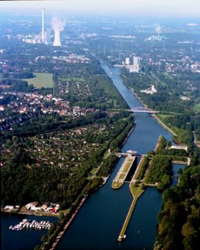 Rhein-Herne-Kanal zwischen Herne (linkes Ufer) und Recklinghausen (rechtes Ufer): An der Schleuse Herne-Ost mit Blick zum STEAG-Heizkraftwerk Herne (Hintergrund Bildmitte)