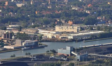 Rhein-Herne-Kanal bei Herne-Crange: Blick zum Industriegebiet im Bereich Hafenstraße