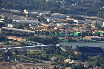 Industrie am Rhein-Herne-Kanal in Herne-Crange mit der Kanalbrücke Wanner-Herner-Eisenbahn