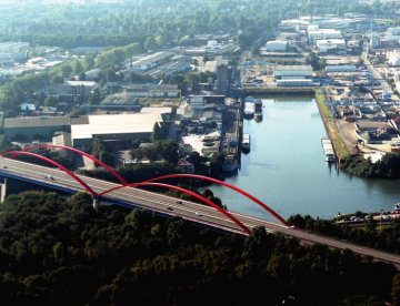 Rhein-Herne-Kanal: Die Autobahnbrücke A42 am Essener Hafen zwischen den Stadtteilen Essen-Vogelheim und Essen- Bergeborbeck