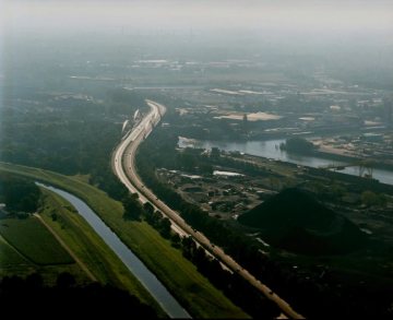 Emscher und Rhein-Herne-Kanal: Blick über die Autobahn 42 mit dem Essener Hafen im Hintergrund