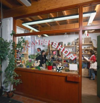 Kiosk, Bernhard-Salzmann-Klinik, 1995 - eröffnet 1965 als Suchttherapiezentrum der LWL-Klinik Gütersloh.