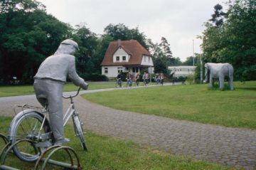 Suchttherapiezentrum Bernhard-Salzmann-Klinik: Figurenplastiken im Klinikpark, erschaffen von Patienten in der Gestalttherapie, 1995.