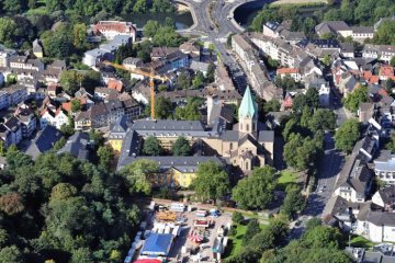 Luftaufnahme von Essen-Werden rund um die Abteikirche St. Ludgerus: Im 9. Jahrhundert erbaut, im 13. umgestaltet. Eine der bedeutendsten spätromanischen Kirchen des Rheinlandes