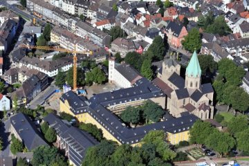 Essen-Werden: Luftaufnahme von der Abteikirche St. Ludgerus und der Folkwang Universität der Künste