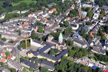 Blick auf die Abteikirche St.-Ludgerus und die Folkwang Universität der Künste in Essen-Werden