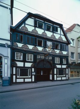 Gasthaus "Goldener Hahn", ältester Fachwerkbau der Stadt (Bj. 1566), Lange Straße 12