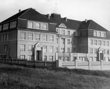 Frontansicht der Brunnenfeldschule (davor: Josefschule, heute: Barbaraschule), Ahlen