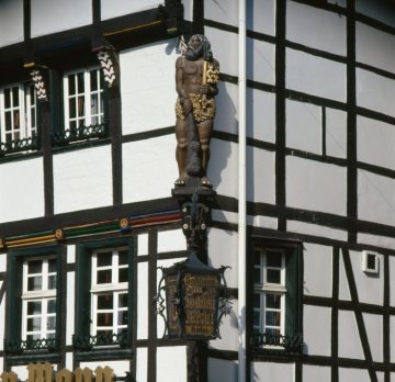Der "Wilde Mann", Holzskulptur an der Fassade des Gasthofes "Zum Wilden Mann" am Markt