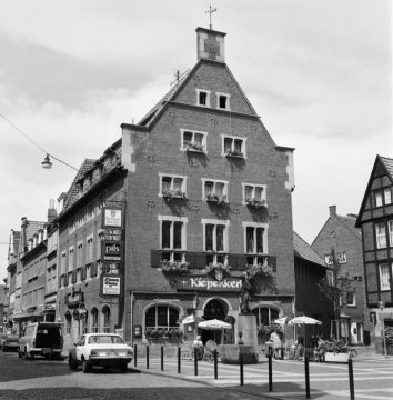 Spiekerhof: Restaurant 'Großer Kiepenkerl' mit Kiepenkerl-Denkmal auf dem Vorplatz