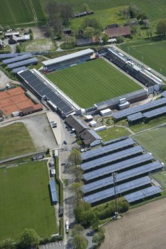 VfL Sportfreunde Lotte e.V von 1929, Lotte: Stadion und Nebengebäude, die Parkplätze sind mit einer Photovoltaik-Anlage zur regenerativen Stromgewinnung überbaut; Der Grundstein für das Stadion am Lotter Kreuz wurde 1986 gelegt, Fassungsvermögen 10.000 Besucherinnen und Besucher.