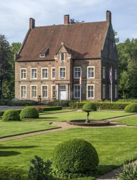 Haus Welbergen, Ochtrup: Blick über den Garten auf das Haupthaus; Erste Erwähnung des Hauses im 13. Jahrhundert, das Haupthaus erhielt seine heutige Ansicht im 16. Jahrhundert.