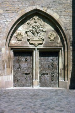 Liebfrauen-Überwasser-Kirche: Südportal mit Bronzetüren und Epitaph der Äbtissin Elisabeth von Holte