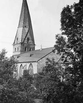 Kirche Alt-St. Thomae mit schiefgebautem Turmhelm (bautechnische Maßnahme zur Winddruckableitung), Aufnahmedatum der Fotografie ca. 1913.