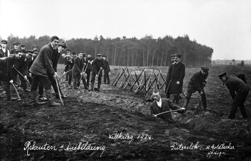 Erster Weltkrieg, 1914: Rekruten-Ausbildung in Gütersloh - Aushebung eines Schützengrabens