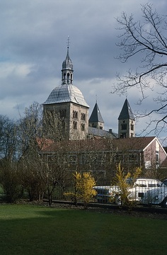 Kath. Pfarrkirche St. Mauritz mit Pfarrheim aus Blickrichtung Hohenzollernring