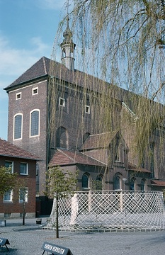 St. Ägidii-Kirche, erbaut 1724-1729 von Johann Conrad Schlaun, ehem. Kapuzinerklosterkircher, mit Gitterbrunnen (Dirksmeier/Crummenauer, 1965)