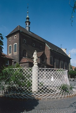 St. Ägidii-Kirche, erbaut 1724-1729 von Johann Conrad Schlaun, ehem. Kapuzinerklosterkircher, mit Gitterbrunnen (Dirksmeier/Crummenauer, 1965)