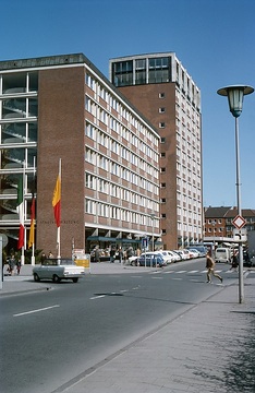 Hochhaus der Stadtverwaltung an der Heinrich- Brüning-Straße, erbaut 1957-1961