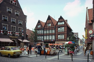 Die Restaurants "Kleiner und Großer Kiepenkerl" mit dem Kiepenkerl-Denkmal am Spiekerhof