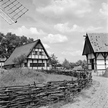 Freilichtmuseum Mühlenhof: Mühlenhaus von 1619 und Speicher aus dem 18. Jahrhundert