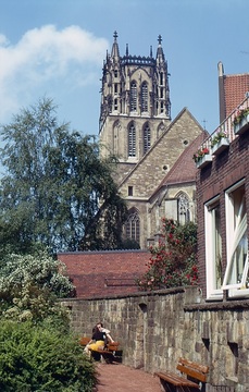 Die Aa-Promenade zwischen Spiekerhof und Spiegelturm mit Blick zur Liebfrauen-Überwasser-Kirche