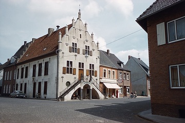 Ortszentrum mit Rathaus, erbaut 1567, Freitreppe von 1795