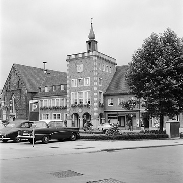 Ortszentrum mit Blick auf das Rathaus