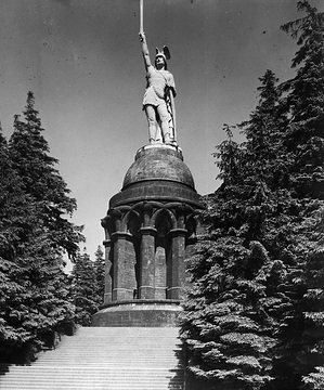 Das Hermanns-Denkmal, errichtet 1838-1875 im Teutoburger Wald unter Leitung von Ernst von Bandel
