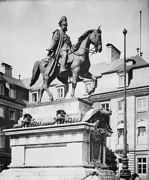 Kaiser Wilhelm I.-Denkmal, Schlossplatz: Reiterstandbild von 1897, Bildhauer: Bruno Schmitz-Charlottenburg und Friedrich Rausch, 1942 eingeschmolzen