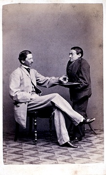 Freiherr Gisbert von Romberg (1839-1897) mit einem Diener 
