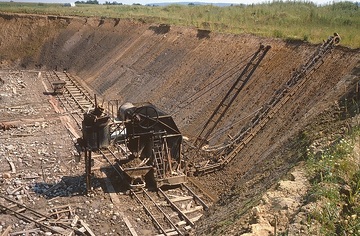 Ziegelgrube südlich von Lemgo: Blick über den Rand der Grube zu den Fördermaschinen