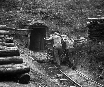 Eisenerzstollen bei Häverstedt: Grubeneinfahrt mit Lore