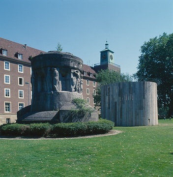 'Standort Merry-go-round', Installation von Hans Haacke (Deutschland/USA) an der Promenade - skulptur projekte münster 97