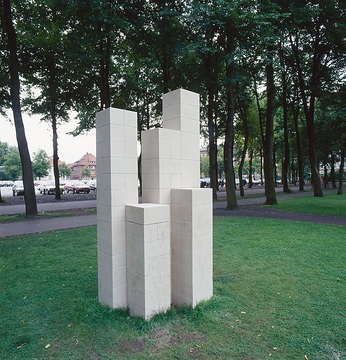'Concrete Blocks/Six Vertical Rows', Skulptur von Sol LeWitt (USA) am Schloss Münster - skulptur projekte münster 97