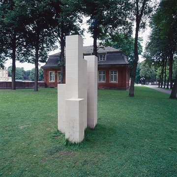 'Concrete Blocks/Six Vertical Rows', Skulptur von Sol LeWitt (USA) am Schloss Münster - skulptur projekte münster 97