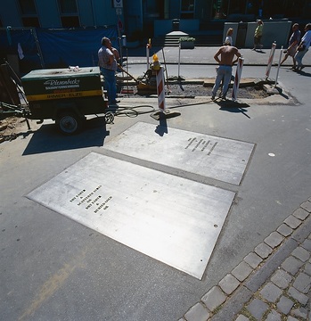 Vier Stahlplatten mit Inschrift von Lawrence Weiner, USA (Domplatz) - skulptur projekte münster 97