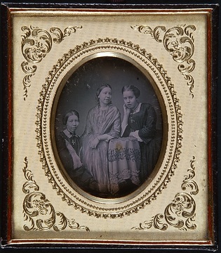 Drei junge Mädchen. Anna von Arnswaldt (geboren 1800, gestorben 1877) [??] nebst zwei weiteren Figuren. Daguerreotypie.