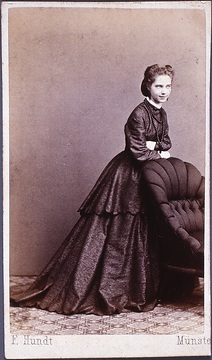 Junge Frau, auf Sessel gelehnt. Gräfin Hella von Galen, geborene von Olfers. Geboren 1846, gestorben 1924. Papierfotografie.