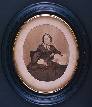 Alte Dame. Tante Emma von Gaugreben, geborene Gräfin von Thurn-Valsassina. Geboren 1809, verheiratet 18.02.1836. Papierfotografie.