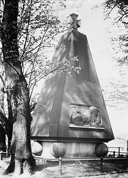 Denkmal für die im 1. Weltkrieg gefallenen Soldaten des 13. Infanterie-Regimentes, konzipiert von Heinrich Bäumer, errichtet 1925, Aaseepromenade