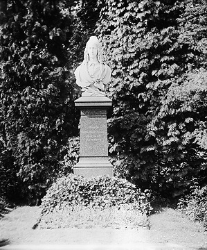 Marmorbüste der Annette von Droste-Hülshoff an der Kreuzschanze (Anton Rüller, 1896)