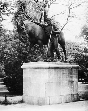 Bronzeplastik "Bauer mit Pferd" von Karl Hans Bernewitz, aufgestellt 1912 als Geschenk des Oberpräsidenten von Westfalen Konrad von Studt am Ludgeriplatz