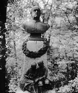 Denkmal des Naturwissenschaftlers Bernhard Altum (1824-1900), bedeutender Forstwissenschaftler und Ornithologe - Büste von Wilhelm Bolte an der Kreuzschanze, 1905, im 2. Weltkrieg zerstört