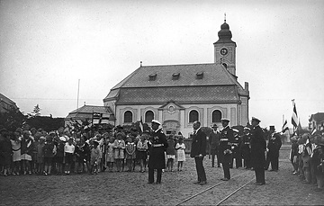 Der Kommandant des Kreuzers "Karlsruhe" besucht die deutsche Schule Swakopmund; im Hintergrund: Deutsche Evangelisch-Lutherische Kirche