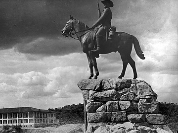 "Der Reiter von Südwest", das Reiterdenkmal wurde 1912 eingeweiht und soll an die Kolonialkriege des deutschen Kaiserreichs gegen die Herero und Nama von 1903 bis 1907 in Deutsch-Südwestafrika erinnern. Das Denkmal wurde 2013 abgebaut und in ein Museum verbracht