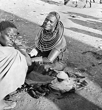 Frau aus der Volksgruppe der Massai mit traditionellem Schmuck  [Originaltitel: Masai-Frau]