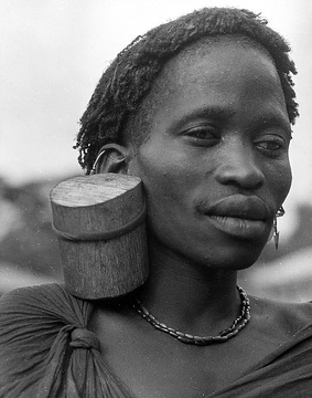 Mann aus der Volksgruppe der Massai mit Holzpflock im Ohrläppchen [Originaltitel: Masai mit Holzpflock im Ohrläppchen, das vor dem Pflock sichtbar ist]